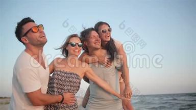 户外活动四人在夏日度假海滩散步的画像<strong>风花雪月</strong>